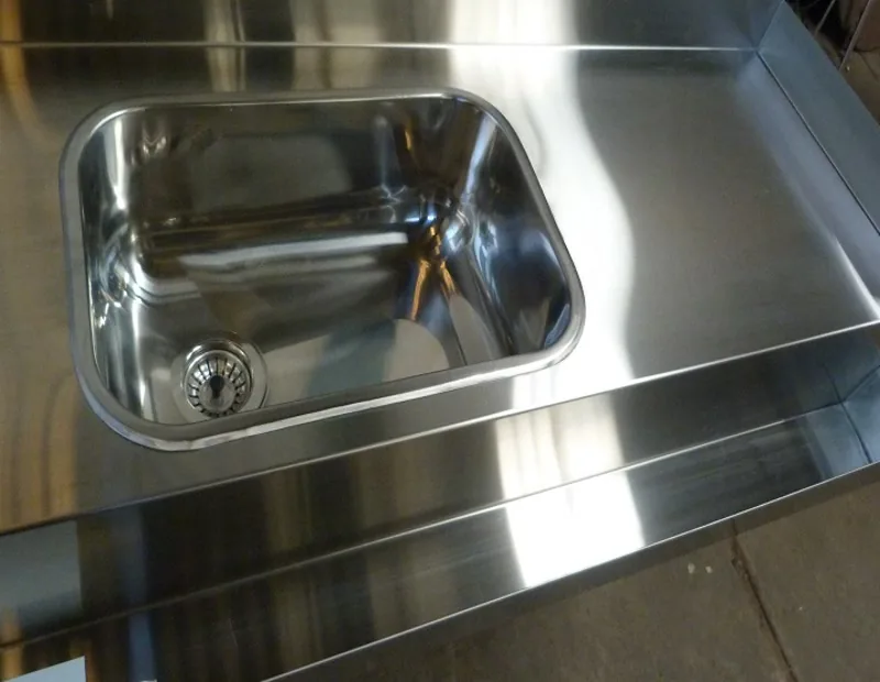 Detalle de bacha en acero inoxidable con terminación sanitaria