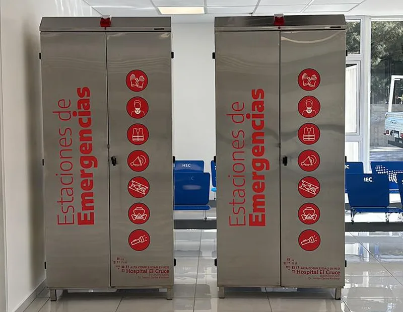 Gabinetes de emergencia en acero inoxidable con gráfica instalados en hospital