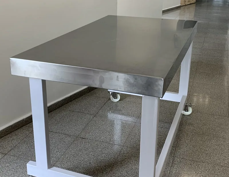 Mesa rodante en acero inoxidable entregada