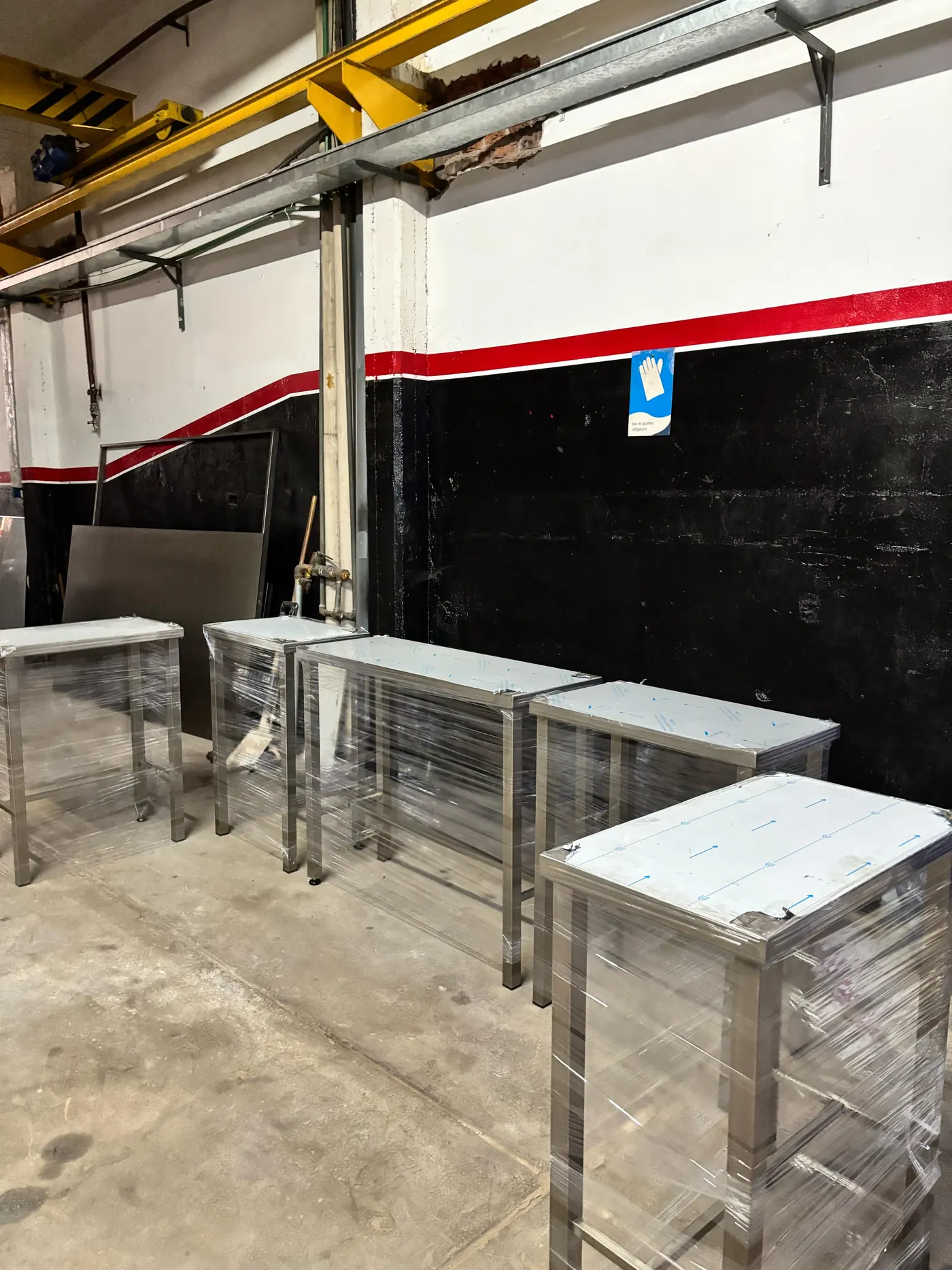 Serie de muebles en acero inoxidable terminados en el taller de Metdoe